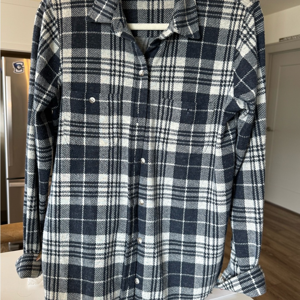 Faherty legends Sweater shirt. Navy Blur and white.